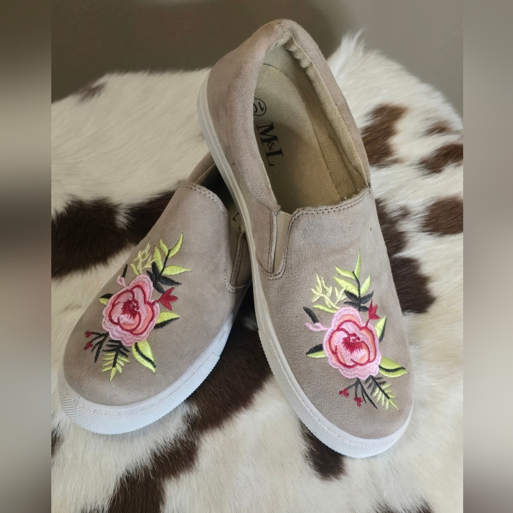 Women's Floral Embroidered Slip-On Shoes - Tan